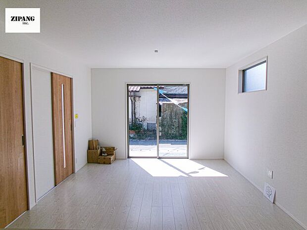 【居間・リビング】【リビング】キッチンと一体になったリビングはひろびろとしたくつろぎ空間を実現しています。 