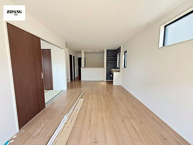 【居間・リビング】【リビング】キッチンと一体になったリビングはひろびろとしたくつろぎ空間を実現しています。