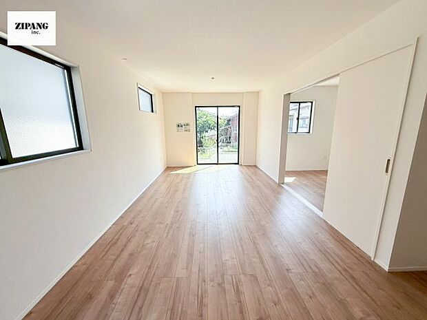 【居間・リビング】【リビング】キッチンと一体になったリビングはひろびろとしたくつろぎ空間を実現しています。