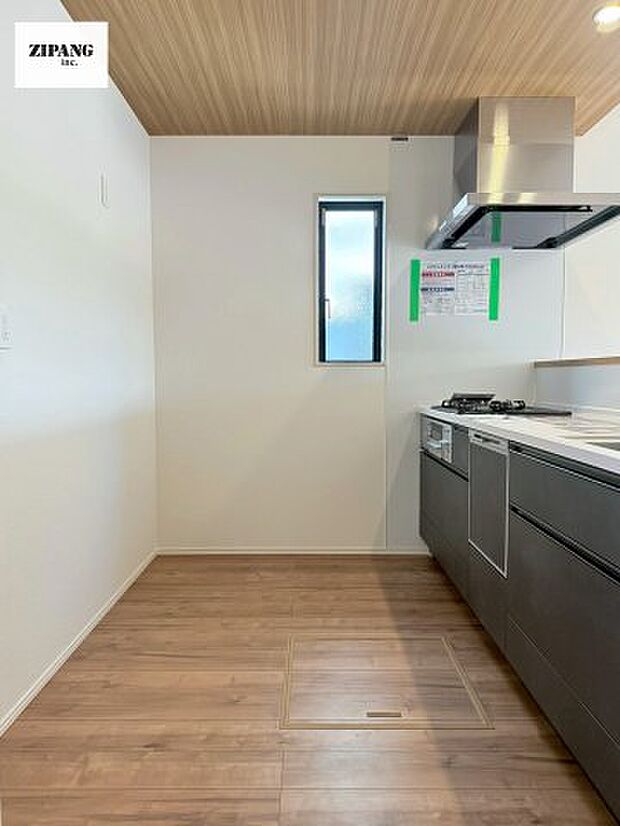 【キッチン】【キッチン】お子さまや家族と距離感近く料理が可能な対面式のシステムキッチンです。IHの3つ口コンロでお料理のレパートリーが増えそうです。