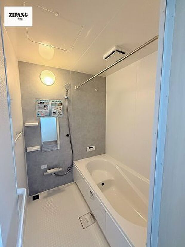 【風呂】【浴室】1坪タイプのお風呂。浴室暖房換気乾燥機付きで、雨の日の洗濯や冬の入浴を快適に過ごせます。