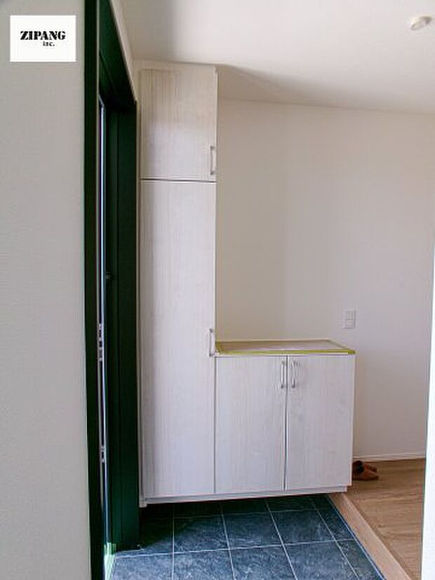 【玄関】【玄関】明るくすっきりした玄関が家族やお客さまを迎えてくれます。玄関タイルはお掃除しやすく清潔を保てます♪ 