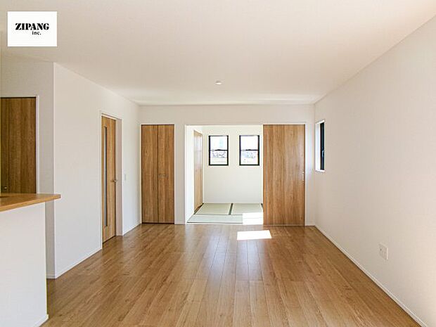 【居間・リビング】【リビング】キッチンと一体になったリビングはひろびろとしたくつろぎ空間を実現しています。 