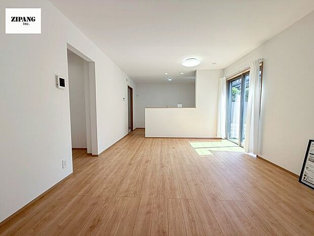 【居間・リビング】【リビング】キッチンと一体になったリビングはひろびろとしたくつろぎ空間を実現しています。