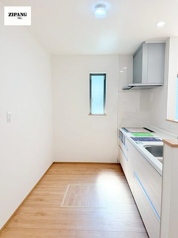 【キッチン】【キッチン】お子さまや家族と距離感近く料理が可能な対面式のシステムキッチンです。IHの3つ口コンロでお料理のレパートリーが増えそうです。