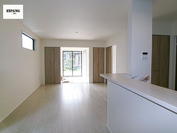 【居間・リビング】【リビング】キッチンと一体になったリビングはひろびろとしたくつろぎ空間を実現しています。 