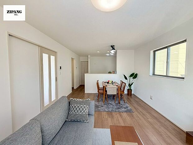 【居間・リビング】【リビング】キッチンと一体になったリビングはひろびろとしたくつろぎ空間を実現しています。 モデル家具設置中!家具配置の参考になります♪