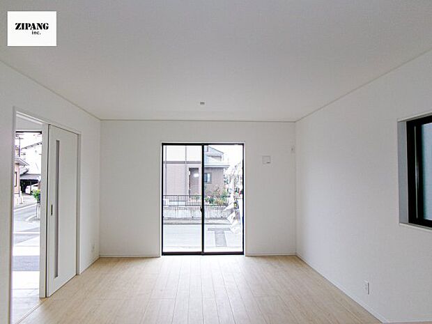 【居間・リビング】【リビング】キッチンと一体になったリビングはひろびろとしたくつろぎ空間を実現しています。 