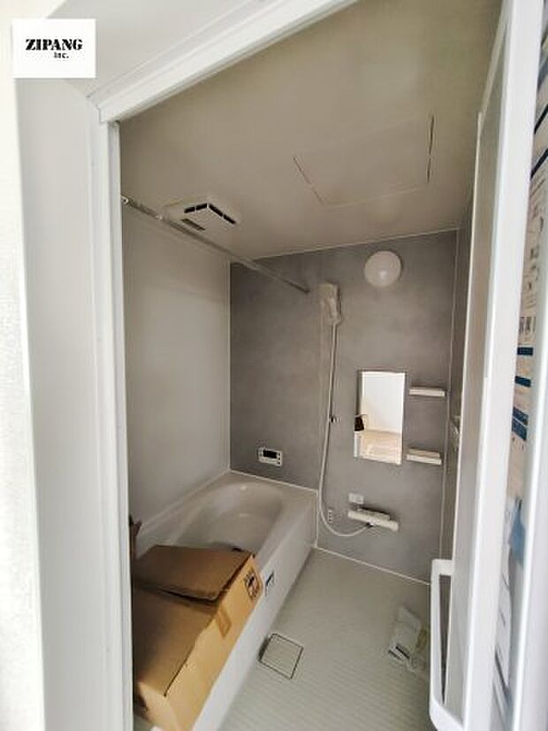 【風呂】【浴室】1坪タイプのお風呂。浴室暖房換気乾燥機付きで、雨の日の洗濯や冬の入浴を快適に過ごせます。