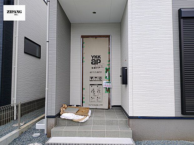 【玄関】【断熱玄関ドア】断熱性能にとって開口部の玄関はとても大事です。雨にぬれずに郵便物をとることができるポスト、テレビカメラ付きのインターホンがあります。