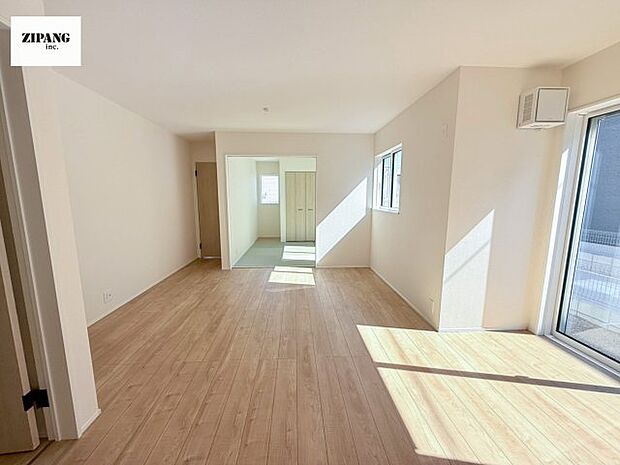 【居間・リビング】【リビング】キッチンと一体になったリビングはひろびろとしたくつろぎ空間を実現しています。 