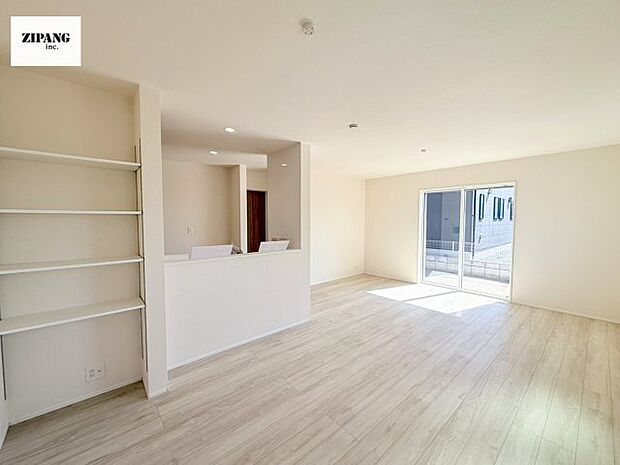 【居間・リビング】【リビング】キッチンと一体になったリビングはひろびろとしたくつろぎ空間を実現しています。 