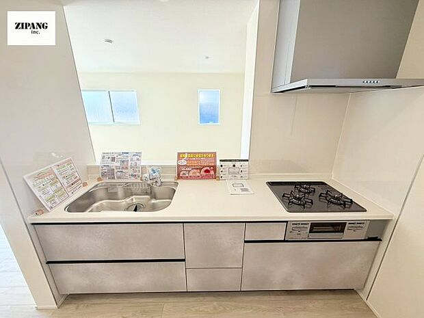 【キッチン】【キッチン】お子さまや家族と距離感近く料理が可能な対面式のシステムキッチンです。3口コンロのキッチンでお料理のレパートリーが増えそうです♪ 