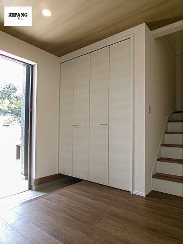 【玄関】【玄関】明るい玄関。大容量の収納スペースは大家族でもらくらく収納可能です。 