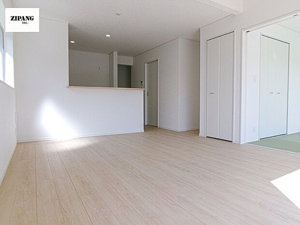 【居間・リビング】【リビング】キッチンと一体になったリビングはひろびろとしたくつろぎ空間を実現しています。 