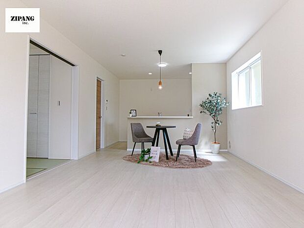 【居間・リビング】【リビング】キッチンと一体になったリビングはひろびろとしたくつろぎ空間を実現しています。 モデル家具設置中！家具配置の参考になります♪ 