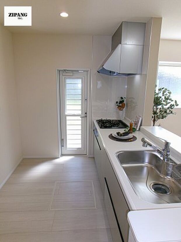 【キッチン】【キッチン】お子さまや家族と距離感近く料理が可能な対面式のシステムキッチンです。3口コンロのキッチンでお料理のレパートリーが増えそうです♪ 