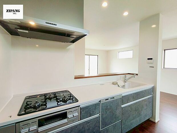 【キッチン】【キッチン】お子さまや家族と距離感近く料理が可能な対面式のシステムキッチンです。3口コンロのキッチンでお料理のレパートリーが増えそうです♪