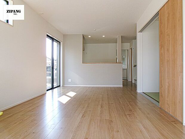 【居間・リビング】【リビング】キッチンと一体になったリビングはひろびろとしたくつろぎ空間を実現しています。