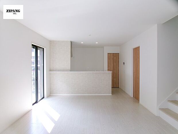 【居間・リビング】【リビング】キッチンと一体になったリビングはひろびろとしたくつろぎ空間を実現しています。 