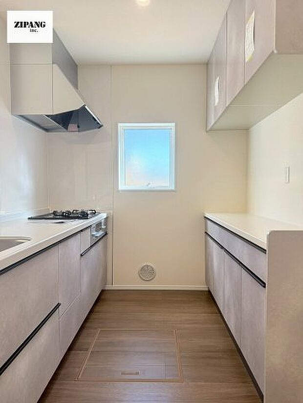 【キッチン】【キッチン】背面には同シリーズのキャビネットとカウンターが設置されています。