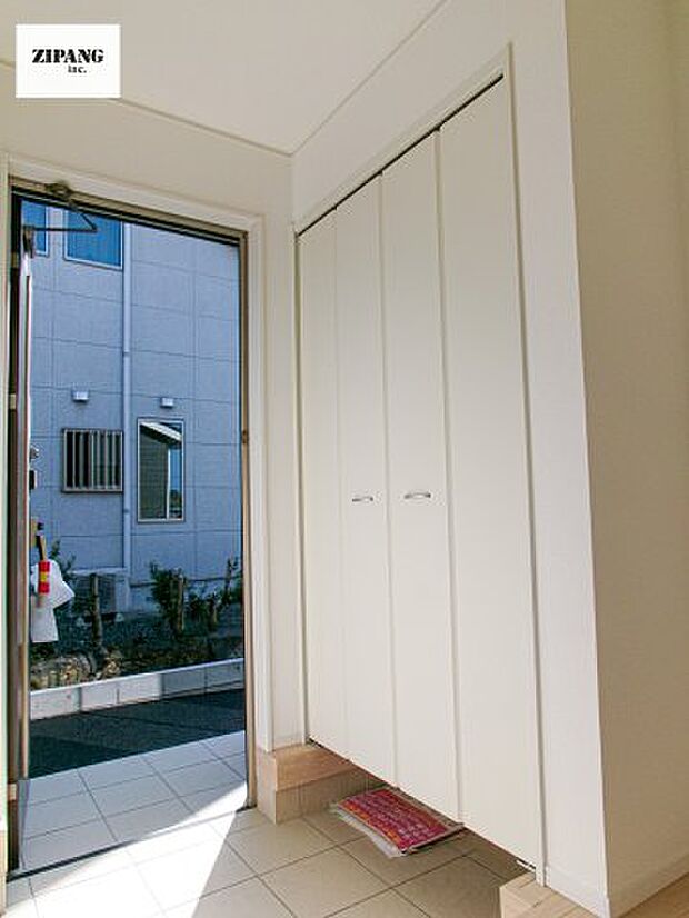 【収納】【玄関】明るい玄関。大容量の収納スペースは大家族でもらくらく収納可能です。 