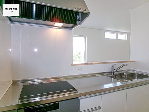 【キッチン】【キッチン】お子さまや家族と距離感近く料理が可能な対面式のシステムキッチンです。IHの3つ口コンロでお料理のレパートリーが増えそうです。 