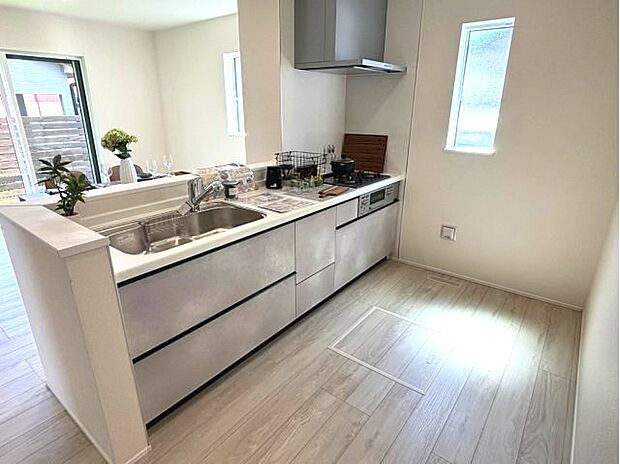 【キッチン】【キッチン】お子さまや家族と距離感近く料理が可能な対面式のシステムキッチンです。3口コンロのキッチンで料理をお楽しみください♪