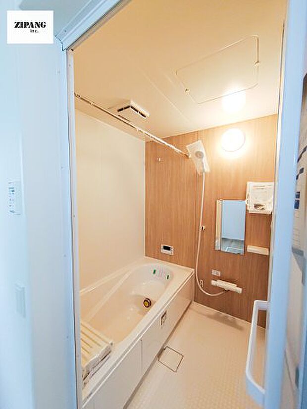 【風呂】【浴室】1坪タイプのお風呂。浴室暖房換気乾燥機付きで、雨の日の洗濯や冬の入浴を快適に過ごせます。