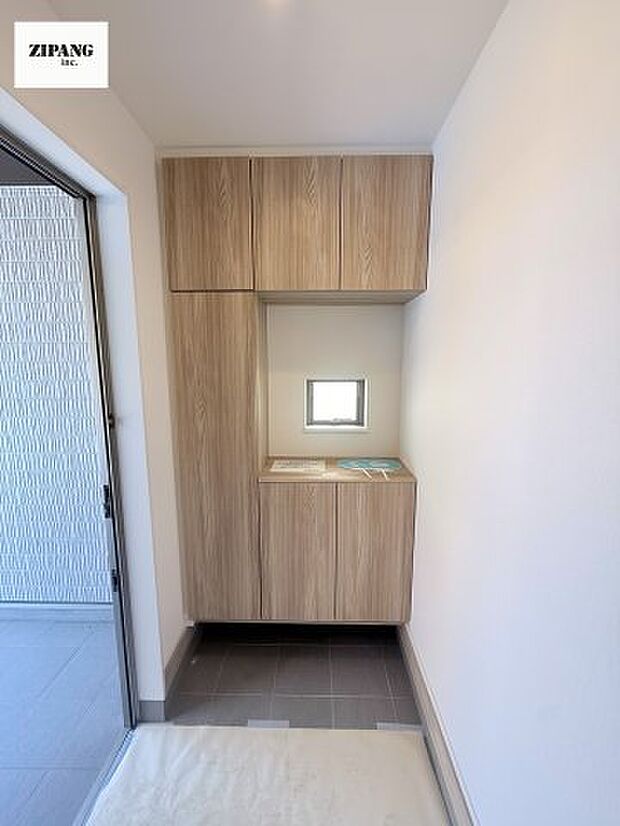 【玄関】【玄関】陽が差し込む明るい玄関。大容量の収納スペースは大家族でもらくらく収納可能です。 