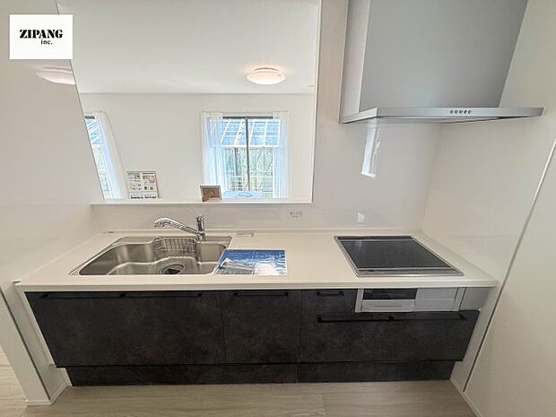 【キッチン】【キッチン】お子さまや家族と距離感近く料理が可能な対面式のシステムキッチンです。IHの3つ口コンロでお料理のレパートリーが増えそうです。 