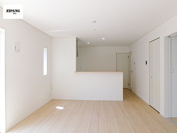 【居間・リビング】【リビング】キッチンと一体になったリビングはひろびろとしたくつろぎ空間を実現しています。