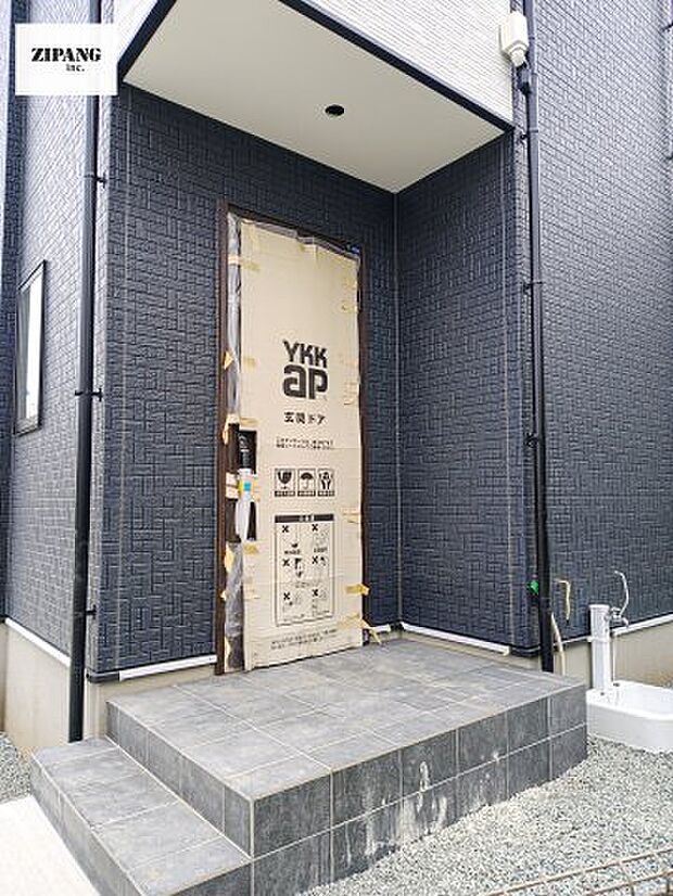 【玄関】【断熱玄関ドア】断熱性能にとって開口部の玄関はとても大事です。玄関先にはポスト、テレビカメラ付きのインターホンがあります。