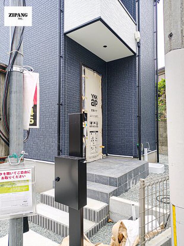 【玄関】【断熱玄関ドア】断熱性能にとって開口部の玄関はとても大事です。玄関先にはポスト、テレビカメラ付きのインターホンがあります。