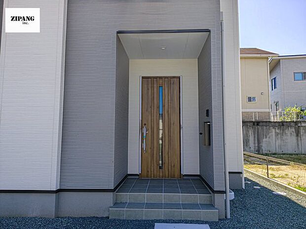 【玄関】【断熱玄関ドア】断熱性能にとって開口部の玄関はとても大事です。雨にぬれずに郵便物をとることができるポスト、テレビカメラ付きのインターホンがあります。