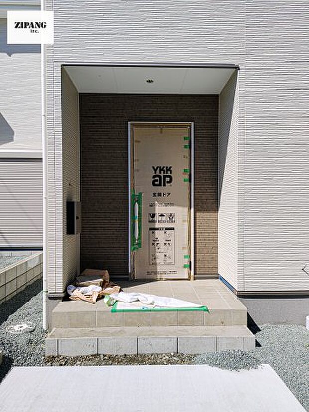 【玄関】【断熱玄関ドア】断熱性能にとって開口部の玄関はとても大事です。雨にぬれずに郵便物をとることができるポスト、テレビカメラ付きのインターホンがあります。