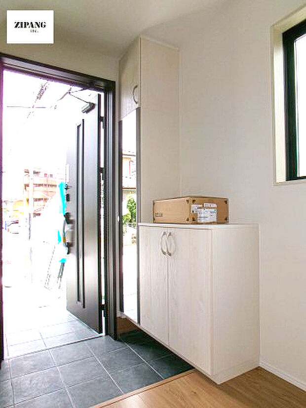 【玄関】【玄関】玄関に窓があるとお家全体が明るい印象を受けます。収納扉はミラー付きですのでお出かけ前に便利です。 