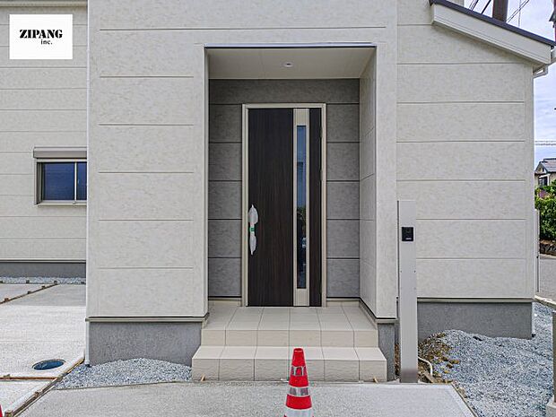 【玄関】【断熱玄関ドア】断熱性能にとって開口部の玄関はとても大事です。玄関先にはポスト、テレビカメラ付きのインターホンがあります。