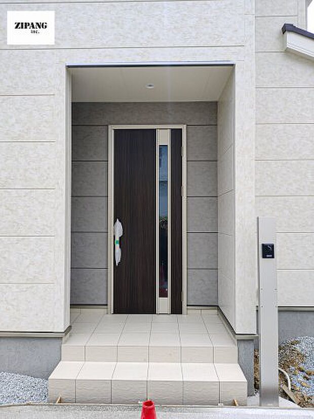 【玄関】【断熱玄関ドア】断熱性能にとって開口部の玄関はとても大事です。玄関先にはポスト、テレビカメラ付きのインターホンがあります。