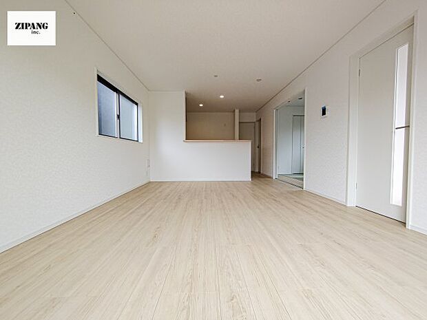 【居間・リビング】【リビング】キッチンと一体になったリビングはひろびろとしたくつろぎ空間を実現しています。