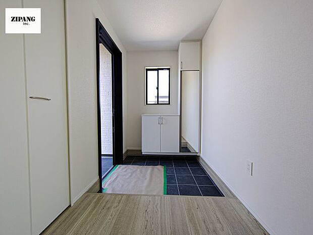 【玄関】【玄関】玄関に窓があるとお家全体が明るい印象を受けます。収納扉はミラー付きですのでお出かけ前に便利です。