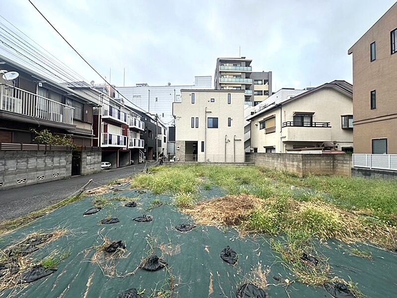 都心部でありながら住居系エリアの落ち着いた場所になります。利便性と住環境を兼ね備えた場所はずっと住まうお家に最適です。住まう程に好きになる場所です。