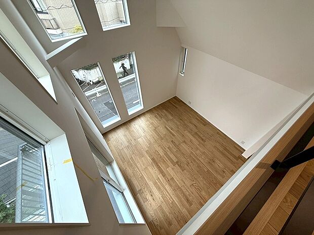 リビング上部は吹抜にしております。開放感を演出する事で実際の帖数よりもかなり広く感じる事が出来ます。南道路に面したお家だからこそ温かい陽光がリビングにサンサンと降り注ぎます。