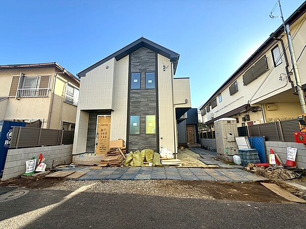 都心部でありながら第一種低層住居専用地域内の落ち着いた住環境に佇む全2棟の新邸が誕生です。ゆとりある2階建、暮らしの中心となるLDKは20帖超を確保しております。ずっと想いを繋げられるお住まいです。