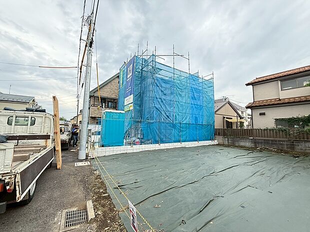 道路に面した綺麗な整形地のお土地に全2棟の誕生です。接道間口もしっかり確保されておりますので重厚感溢れるお家が建ち上がります。一際存在感を演出した佇まいがワンランク上の暮らしを叶えてくれます。