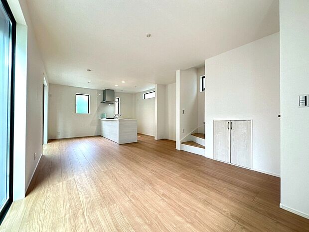 暮らし易さが伝わる1階LDKになります。水廻りを同フロアに集約する事で一日の家事動線がとても便利になります。住まう程に愛着が湧いてくるお家になります。