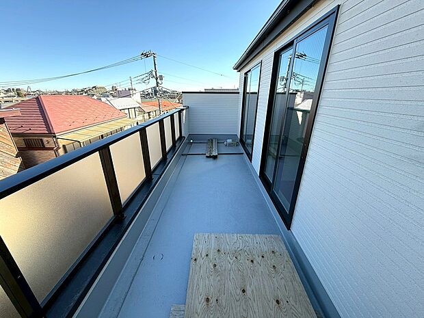 3階に設置された7.0帖のワイドバルコニーになります。洗濯物干しは勿論の事、テーブルを置いてティータイムやのんびり読書などは如何でしょうか♪様々なシーンでご活用いただけます。