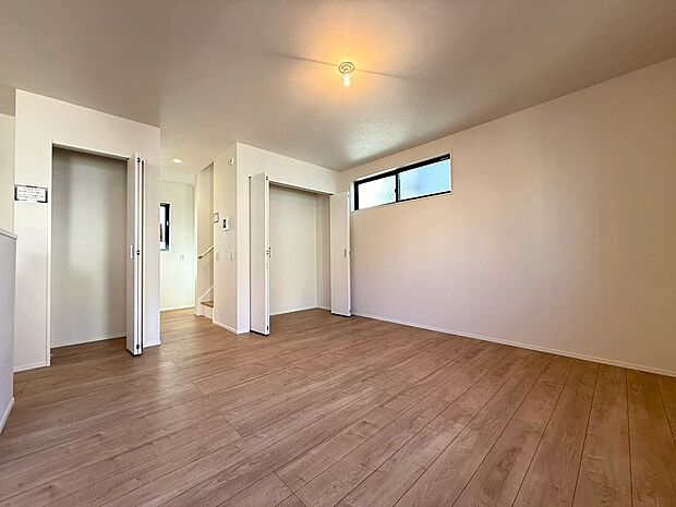 ゆとりの広さを確保した洋室空間となります。ダブルベットも余裕で置けるスペースを確保しております。2面採光にする事で陽光と清風をしっかり取り込める設計となっております。