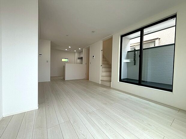 2階LDKだからこそ明るく心地良い空間となっております。日中は電気を点ける必要がございません♪隣地の方々と視線が合わない様に窓の大きさや配置もしっかり拘って設計されております。