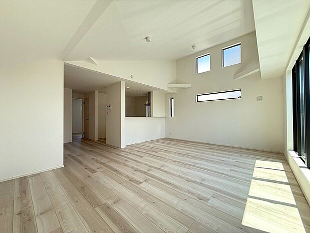 2階LDKだからこその開放感と陽当たりを演出しております。一番過ごす場所だからこそ拘りました。天井も高く圧迫感を感じません♪皆様が自然と集い触れ合える場所を実現しております。